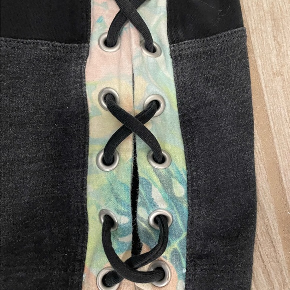 Tropical Print Capri Leggings - Picture 6 of 6